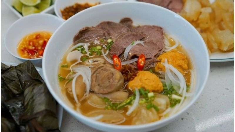 Tô bún bò Huế được trình bày bắt mắt.