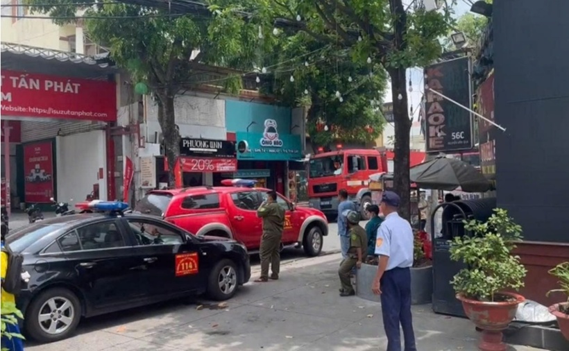 Cảnh sát PCCC và CNCH Công an TPHCM kịp khống chế đám cháy, ngăn ngọn lửa lan rộng. (Ảnh: VNN)