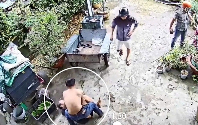 Ông T. bị con trai quật ngã xuống đất. Ảnh: Cắt từ clip/Tạp chí Tri thức