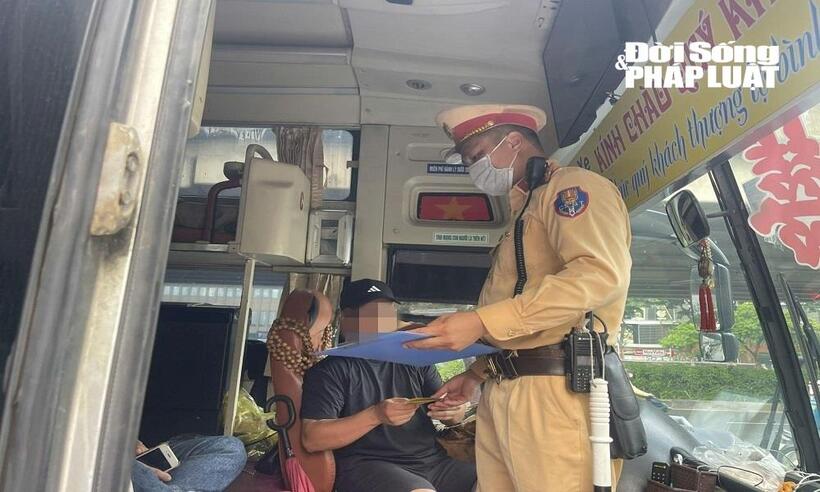 Tổ công tác đã phát hiện nhiều trường hợp tài xế vi phạm.