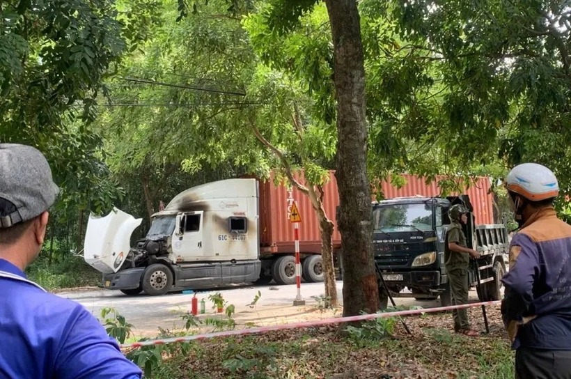 Hiện trường vụ việc, cabin xe container bị cháy. (Ảnh: Pháp luật TP.HCM)