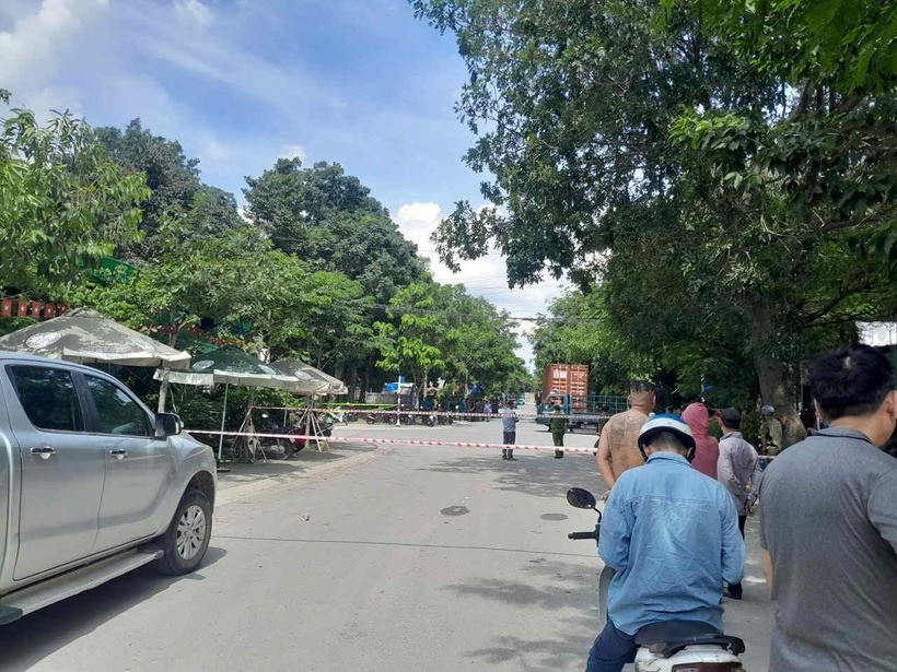 Lực lượng chức năng phong tỏa hiện trường. (Ảnh: Lao động)