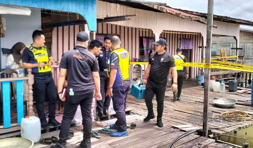 Cảnh sát có mặt tại nhà của Masran Mohd Amin. Ảnh: Harian Metro