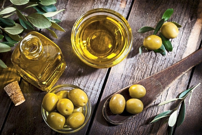 Dầu ô liu thường được sử dụng như một sản phẩm chăm sóc da tự nhiên.