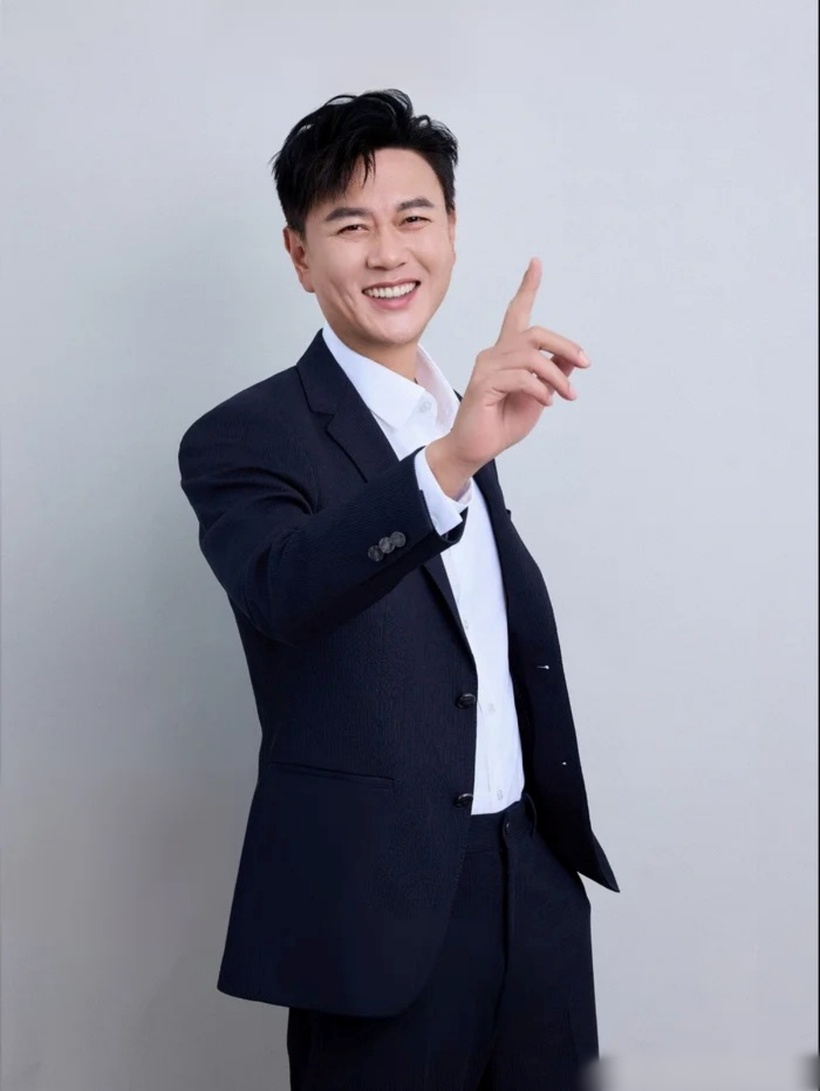 Phùng Gia Di từng tự kiếm thêm bằng cách rửa bát thuê, đi bộ hàng chục km để tiết kiệm tiền âm thầm theo học diễn xuất.
