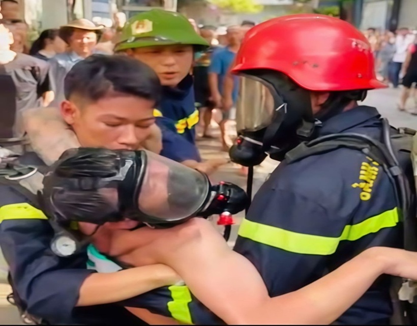 Người đàn ông nghi phóng hỏa đốt nhà được lực lượng Cảnh sát PCCC và Cứu nạn cứu hộ Công an tỉnh Thanh Hóa tới dập lửa, cứu ra ngoài an toàn. (Ảnh: Công an Thanh Hóa)