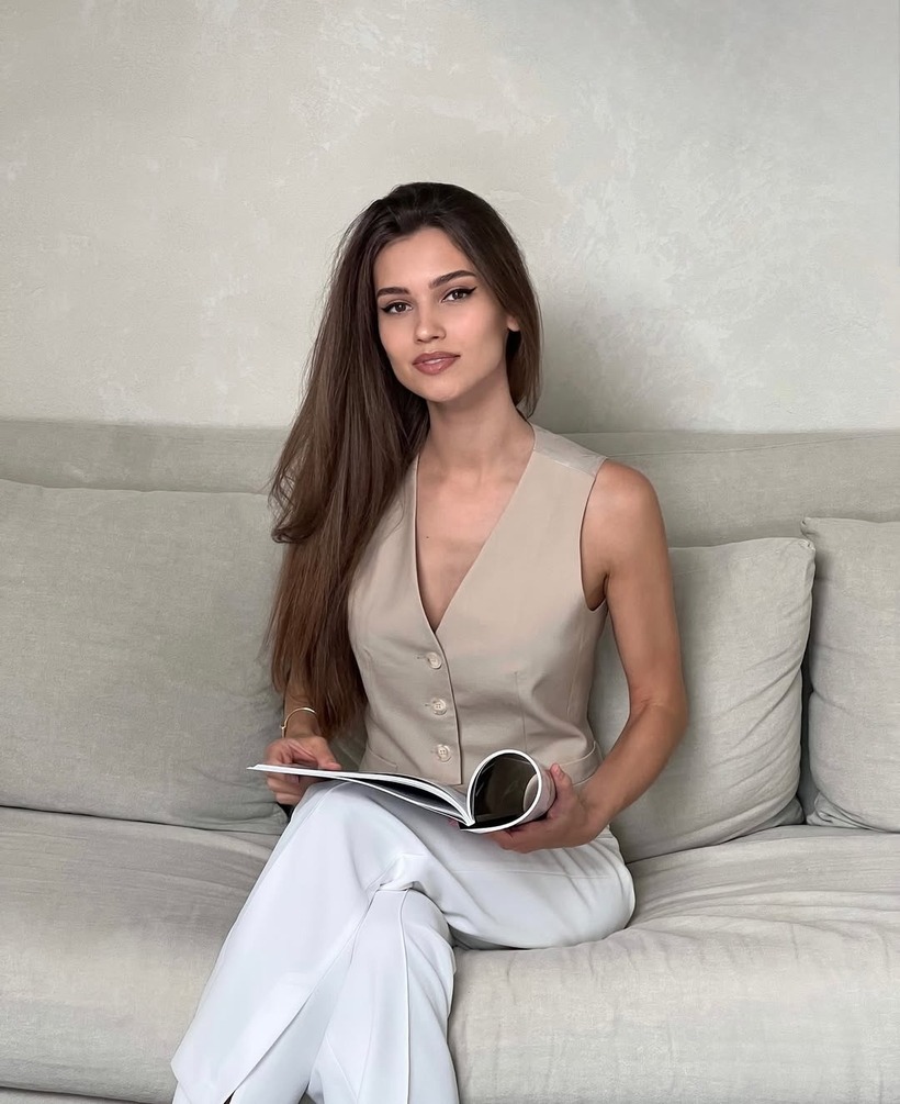 Kseniya Alexandrova sinh năm 1994, là người mẫu, người dẫn chương trình truyền hình, nhà tâm lý học người Nga.
