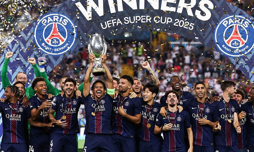 Cầu thủ PSG nâng cúp. Ảnh: UEFA