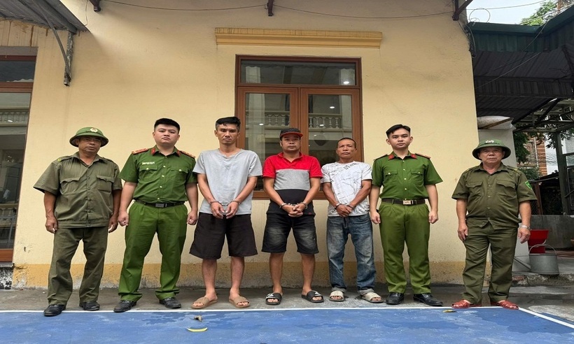 Nhóm đối tượng liên quan đến vụ án tại cơ quan công an. Ảnh: Công an Quảng Ninh.