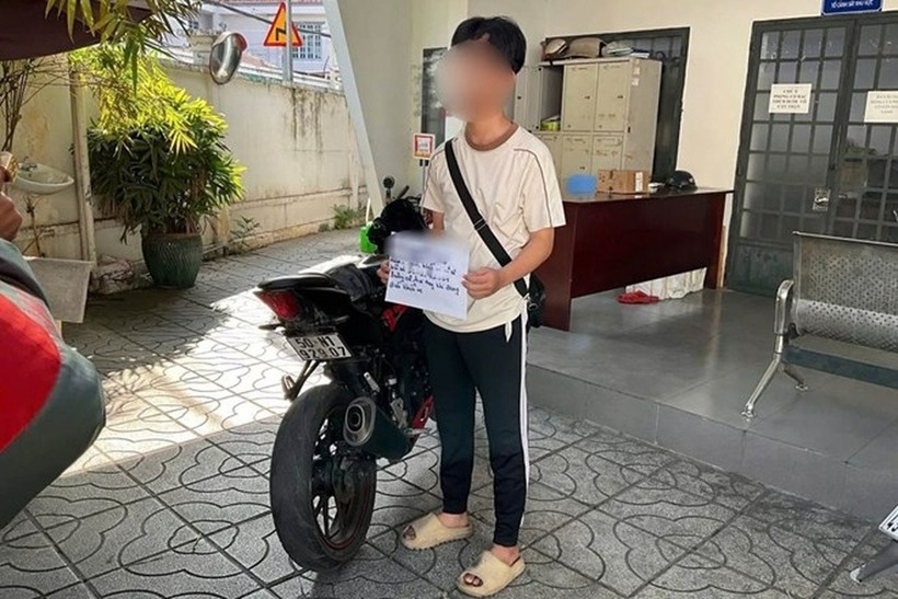 C.H.T.A. cùng phương tiện bị tịch thu tại cơ quan công an. (Ảnh: Công an xã Hóc Môn)