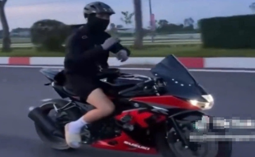Hình ảnh nam thanh niên buông hai tay khi lái xe mô tô. (Ảnh cắt từ clip)