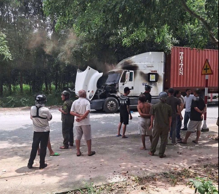 Hiện trường vụ người đàn ông đâm đôi nam nữ, cố thủ trong cabin xe container, tự thiêu và tử vong ở TP.HCM . (Ảnh: Tuổi trẻ)