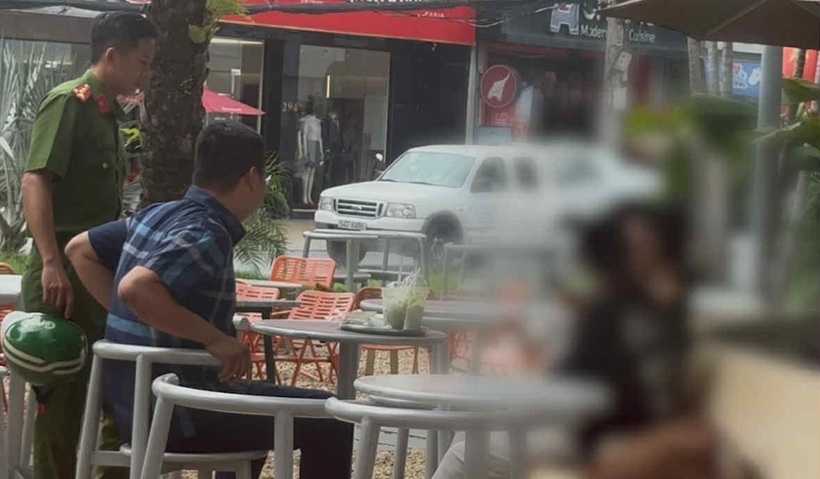 Nữ sinh L. trở về nhà. Ảnh: Tri thức & Cuộc sống