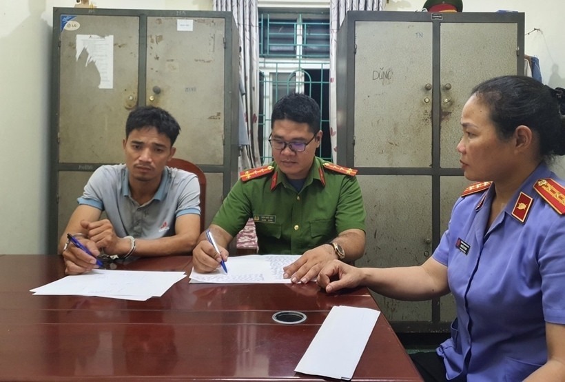 Cơ quan chức năng lấy lời khai của nghi phạm Dương Văn Thế. (Ảnh: VKSND tỉnh Vĩnh Phúc)