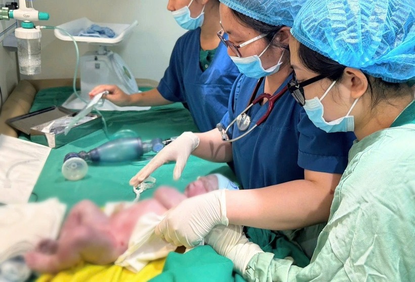 Sau gần một giờ, bé trai nặng 3,4kg đã chào đời an toàn và được chuyển đến Trung tâm Sơ sinh để theo dõi. Ảnh: Tạp chí Tri Thức.