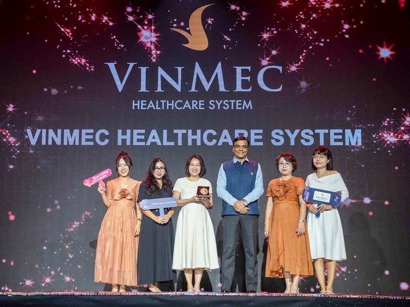 Đại diện Hệ thống Y tế Vinmec nhận Most Caring Company Awards tại Lễ trao giải HR Asia Awards 2025