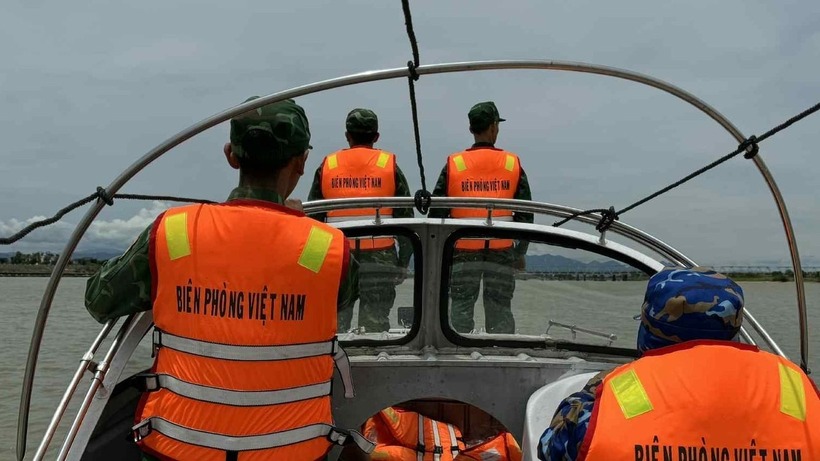 Hải đội 2, Bộ đội Biên phòng tỉnh Đắk Lắk sử dụng cano tìm kiếm nạn nhân. (Ảnh: Tiền phong)