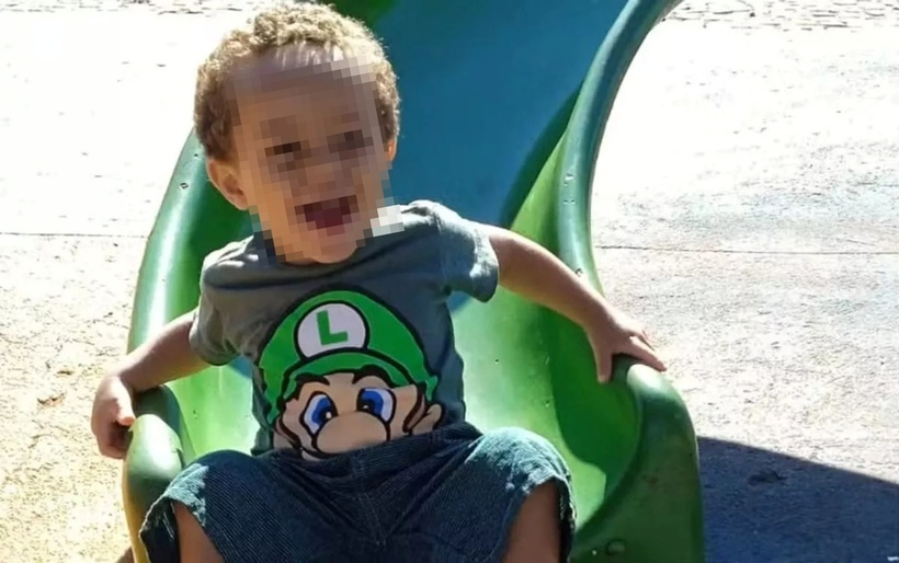 Hai bác sĩ bị buộc tội tắc trách liên quan đến cái chết của bé trai 2 tuổi. Ảnh: Mirror