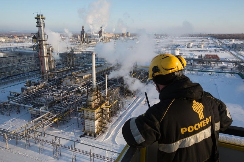 Một công nhân tại nhà máy lọc dầu Novokuibyshevsk, do Rosneft PJSC vận hành, ở Novokuibyshevsk, vùng Samara, Nga. Ảnh minh họa