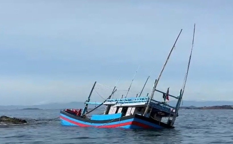 Tàu cá của ngư dân tỉnh Gia Lai bị chìm trên vùng biển xã Ô Loan, Đắk Lắk (xã An Hòa Hải, H.Tuy An, Phú Yên cũ). (Ảnh: Thanh niên)