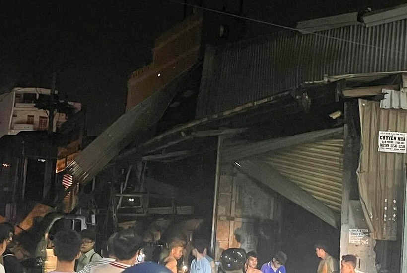 Khoảng 1h sáng 15/8, người dân sống trong hẻm đường Tân Kỳ Tân Quý nghe tiếng nổ lớn phát ra từ xưởng ép kính. Sức ép làm mái tôn, khung thép của hai căn nhà cấp bốn biến dạng, nhiều đồ đạc văng ra đường.