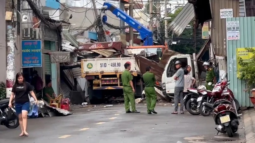 Theo tin tức trên Pháp luật TP.HCM, tại hiện trường, ít nhất 4 nhà dân bị hư hỏng nghiêm trọng, nhiều căn khác bị ảnh hưởng nhẹ.