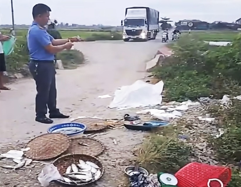 Hiện trường vụ tai nạn giữa xe máy và tàu hỏa, người phụ nữ đi bán cá tử vong thương tâm. Ảnh: Vietnamnet