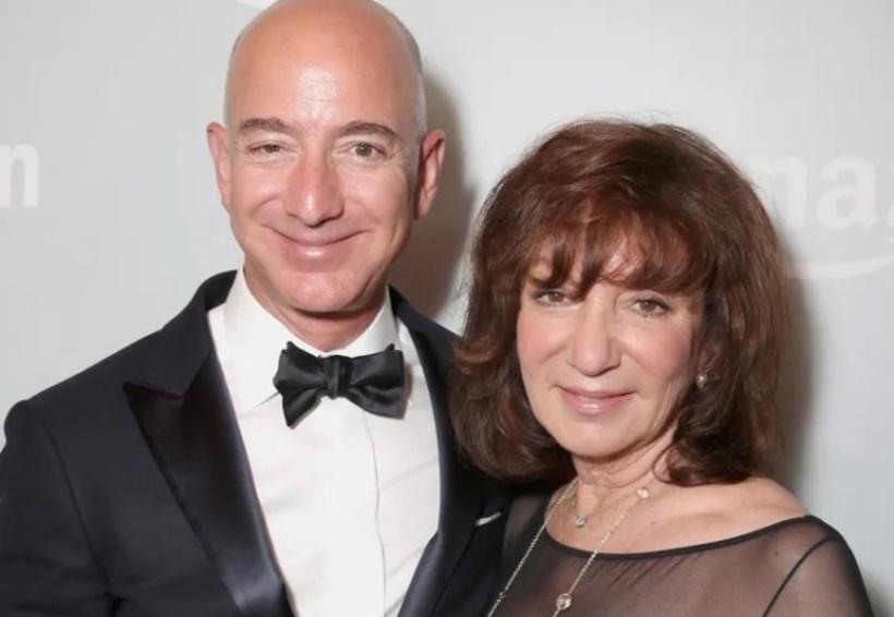 Tỷ phú Jeff Bezos và mẹ. Ảnh: Instagram