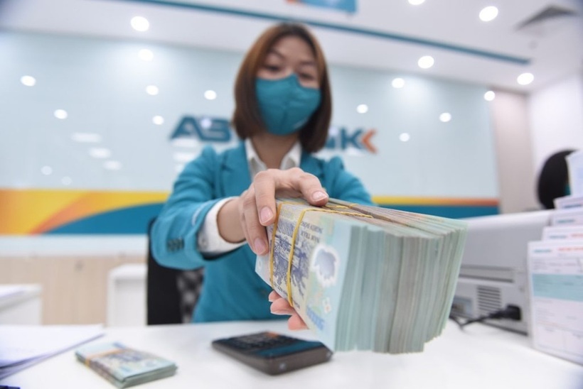 Gửi tiết kiệm ngân hàng là một lựa chọn truyền thống và phổ biến đối với nhiều người vì sự an toàn và linh hoạt.