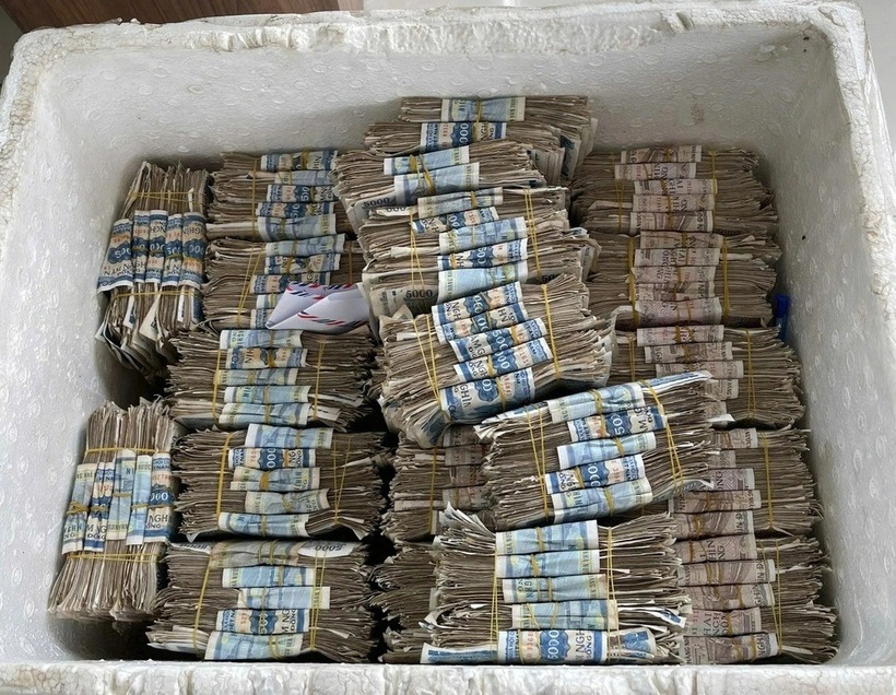 Thùng xốp đựng số tiền lẻ mà anh Lưu cùng  vợ tích góp. Ảnh: Dân Trí.