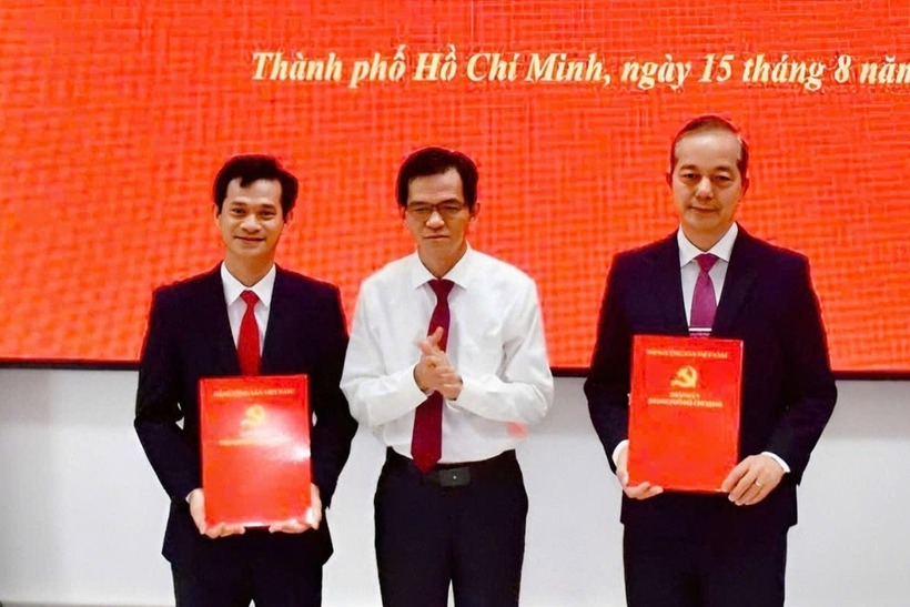 PGS. TS Nguyễn Văn Y (bên phải) nhận quyết định làm Giám đốc Học viện Cán bộ TPHCM. Ảnh: Dân Trí