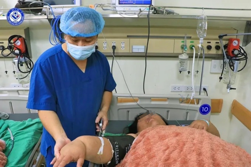 Sản phụ được các bác sĩ chăm sóc, theo dõi chặt chẽ sau ca mổ lấy thai. Ảnh: Sài Gòn Giải Phóng