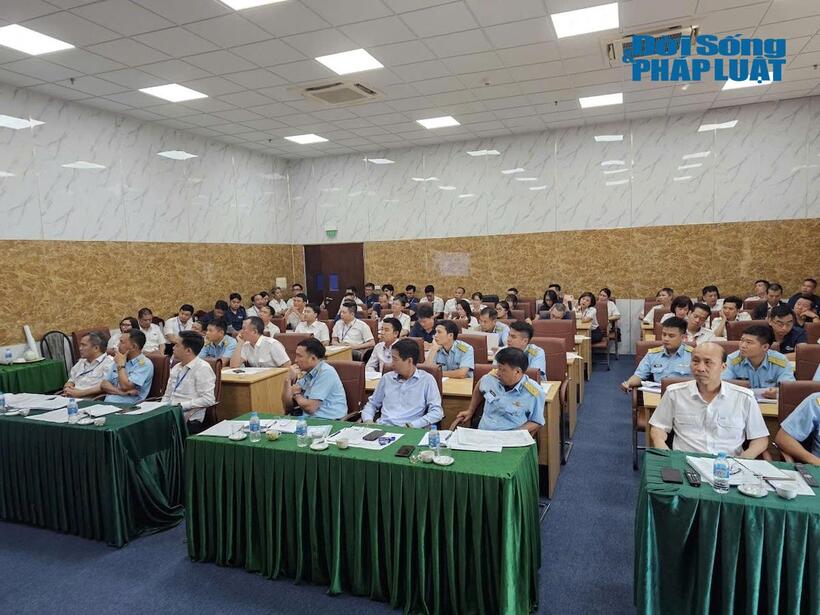 Đại diện các đơn vị tham gia tập huấn phối hợp điều hành bay. Ảnh Nguyễn Lâm