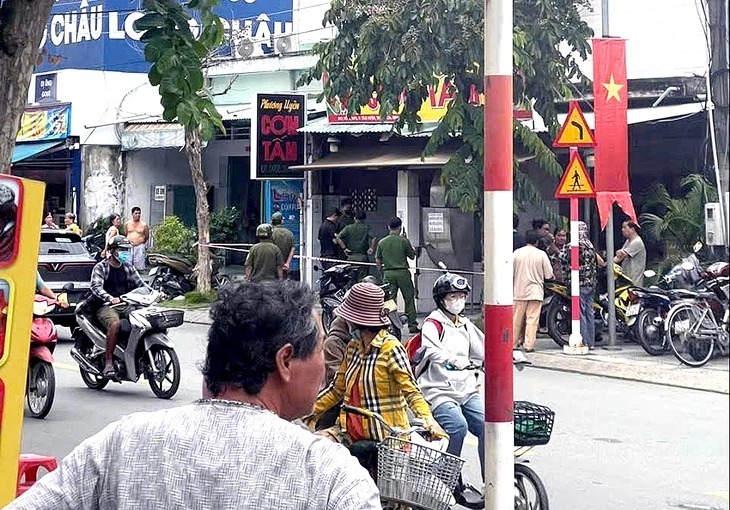 Công an khám nghiệm hiện trường vụ án mạng. Ảnh: Tuổi Trẻ