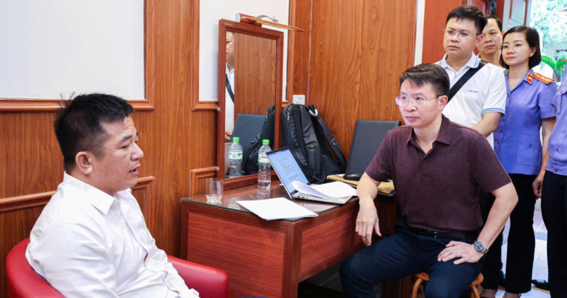 T/hiếu tướng Nguyễn Minh Tuấn - Giám đốc Công an tỉnh trực tiếp lấy lời khai đối tượng cầm đầu Nguyễn Chánh Đáng trong ổ nhóm tội phạm. (Ảnh: Công an Phú Thọ)