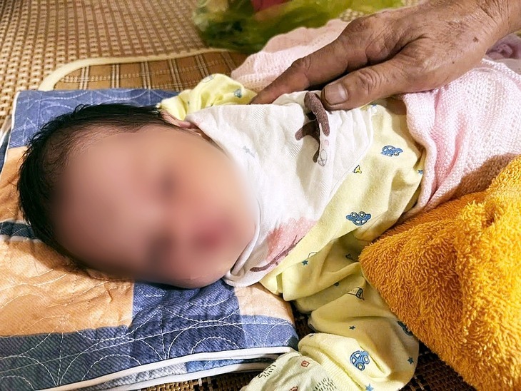 Bé gái bị bỏ rơi trước cổng chùa Diễn Phúc - Hưng Yên. (Ảnh: Tuổi trẻ)