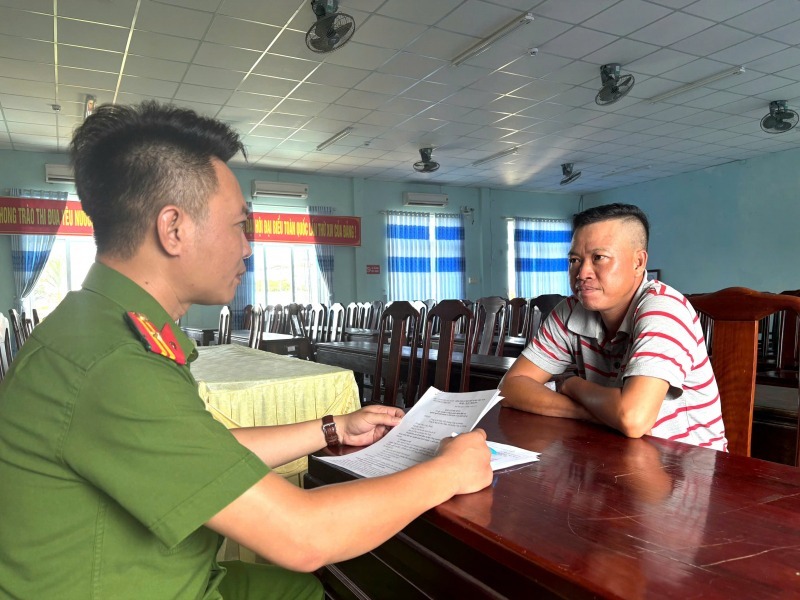 Đối tượng Trương Công Phương tại cơ quan công an. (Ảnh: Công an nhân dân)