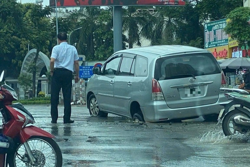 Phần bánh xe trước cũng bị xịt hơi sau vụ việc. (Ảnh: Dân trí)