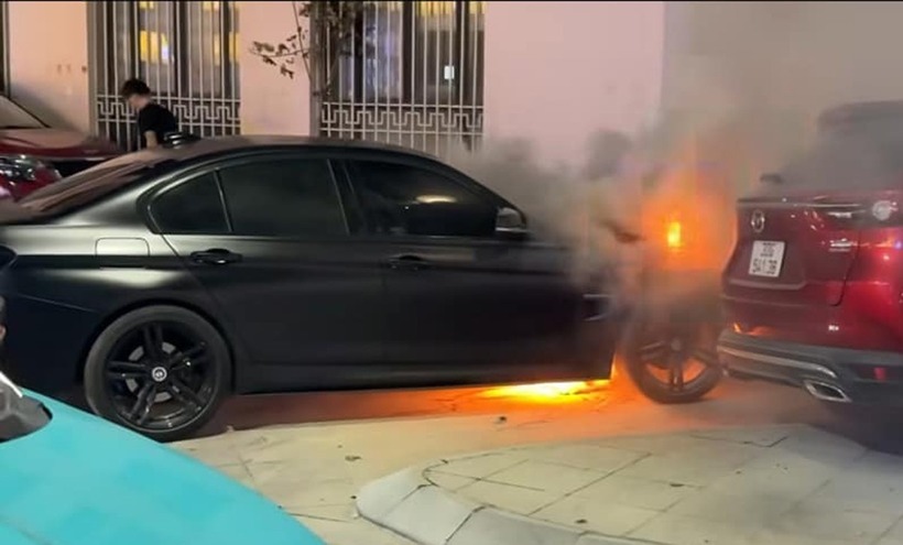 Lửa nhanh chóng bao trùm phần đầu xe, khói đen cuồn cuộn.