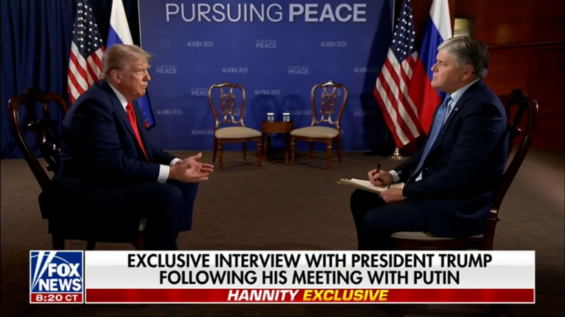 Tổng thống Trump và phóng viên Sean Hannity trong cuộc phỏng vấn ngày 15/8. Ảnh: Fox News