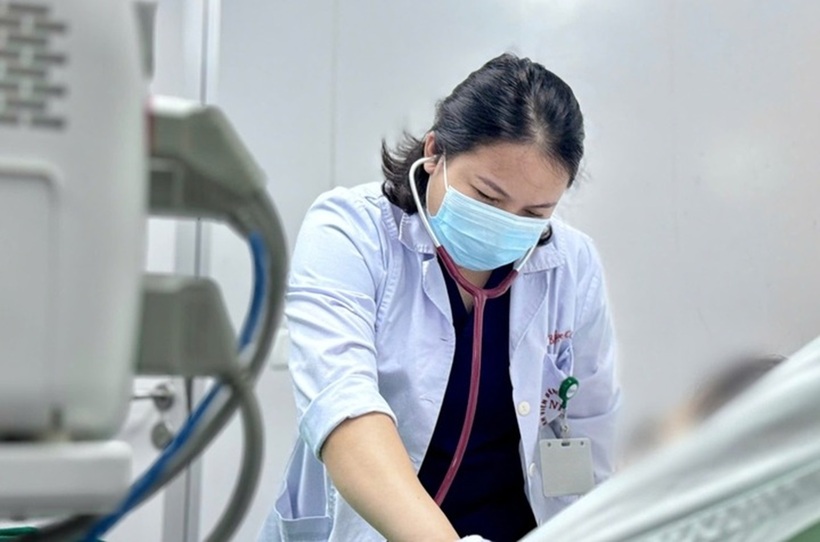 Bác sĩ thăm khám cho bệnh nhân. Ảnh: VTC News
