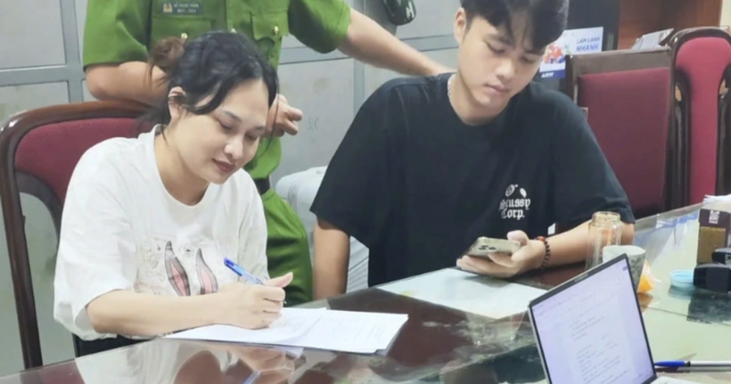 Công an Hà Nội chủ trì thực hiện các thủ tục tố tụng bắt giữ đối tượng Ngô Thị Thêu. (Ảnh: Bộ Công an)