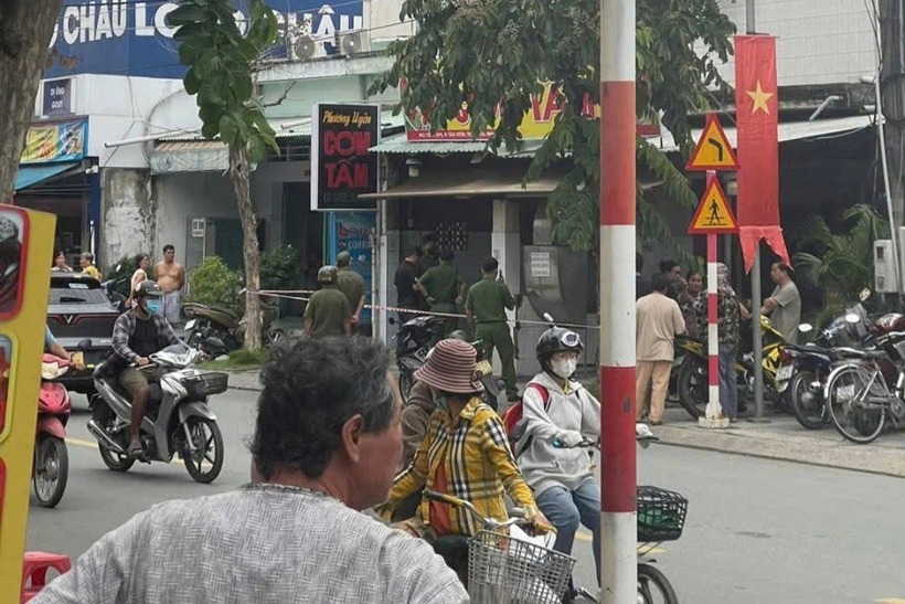 Công an khám nghiệm hiện trường vụ án mạng. Ảnh: VnExpress