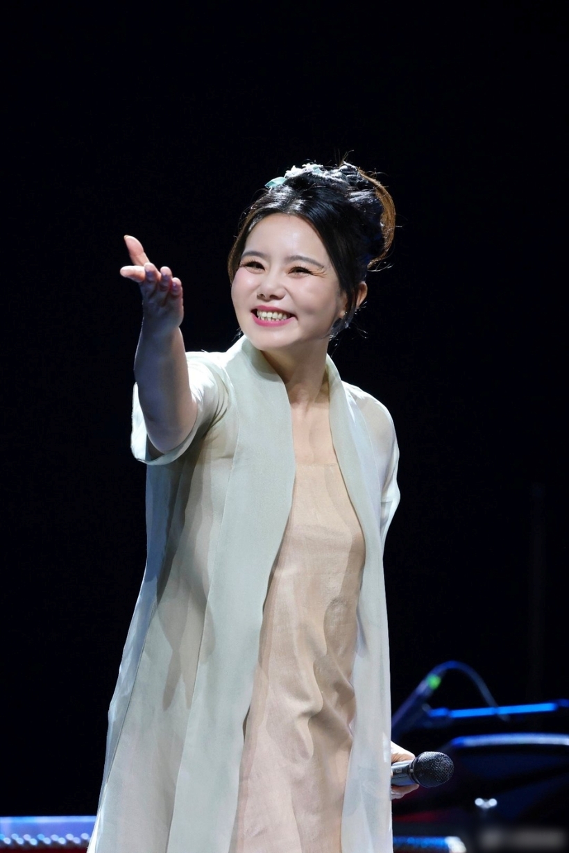 Nữ ca sĩ Cung Lâm Na từng bị thoát vị đĩa đệm cột sống thắt lưng.