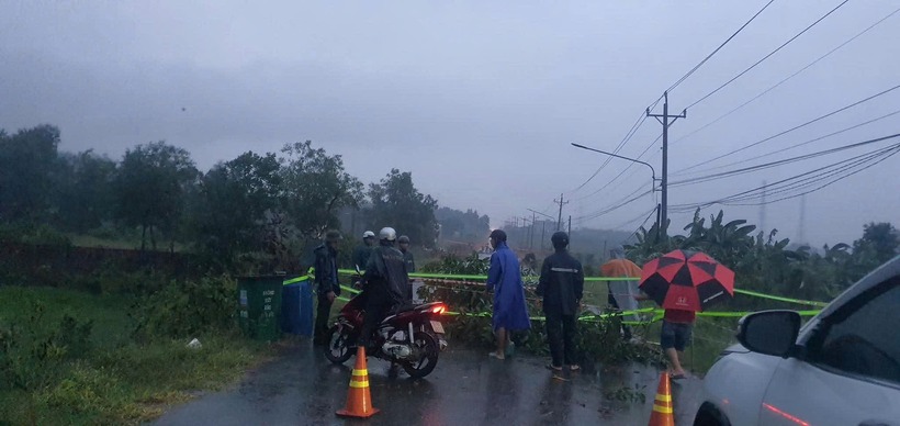 Lực lượng công an và quân sự lập chốt, rào chắn cảnh báo, ngăn người dân qua lại. Ảnh: Báo Thanh niên.