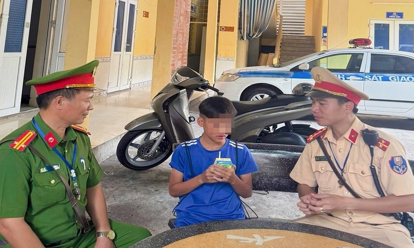 Cháu trai đi lạc được tổ công tác đưa về trụ sở chăm sóc.