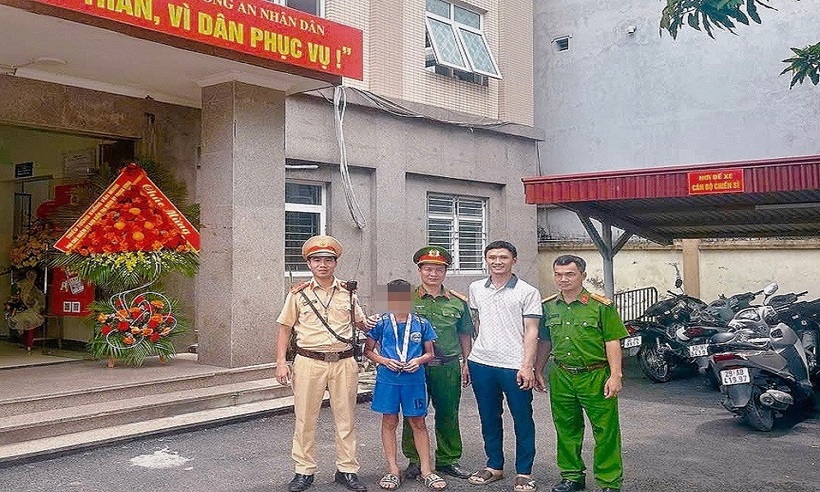 Gia đình đến đón cháu tại cơ quan Công an.