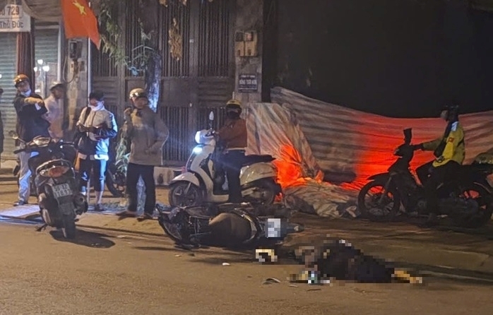 Hiện trường phát hiện nam thanh niên 21 tuổi tử vong trên đường ở TP.HCM. Ảnh: Người lao động