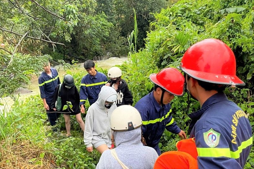 Lực lượng cứu hộ đã tiếp cận vị trí các nữ sinh bị mắc kẹt, trấn an và đưa cả nhóm qua suối an toàn. Ảnh: Báo Lâm Đồng.