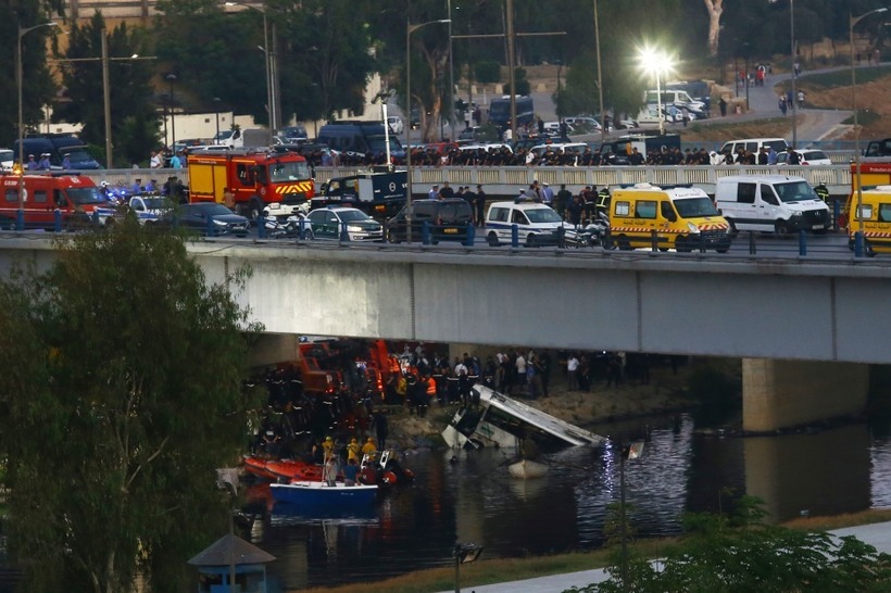 Hiện trường thảm khốc xe buýt mất lái lao xuống sông, 18 người thiệt mạng ở Algeria - 1